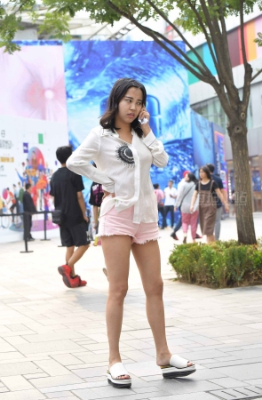 打电话的美妇