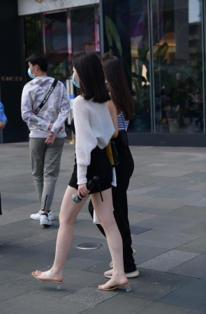 黑色包臀裙美腿女孩