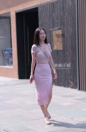 街拍低胸装粉色群美眉