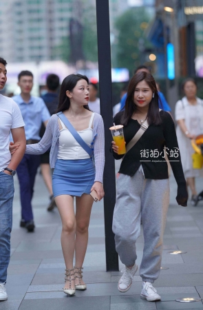 街拍蓝色短裙女友