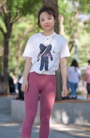 搭讪吃冰激凌的性感美女