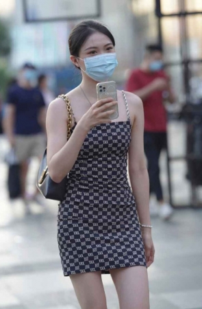 精选街拍作品 NO.1519 漂亮的吊带连体包臀裙美女[96P/149MB]