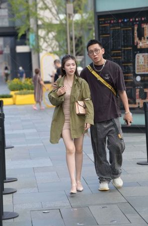 白皙长腿短裙女友