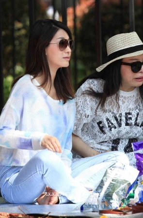 矜持的牛仔裤美女