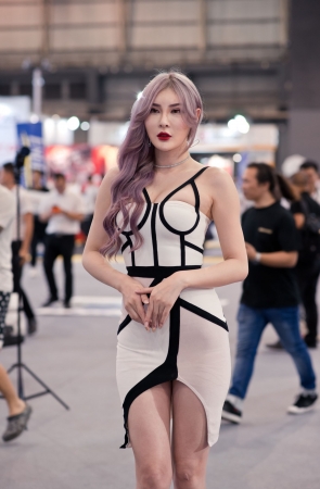 白色连体包臀裙美女