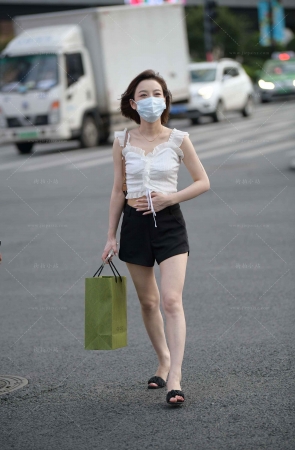 白皙美腿凉高~