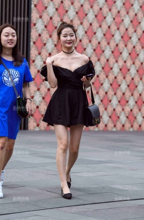 低胸小姐姐