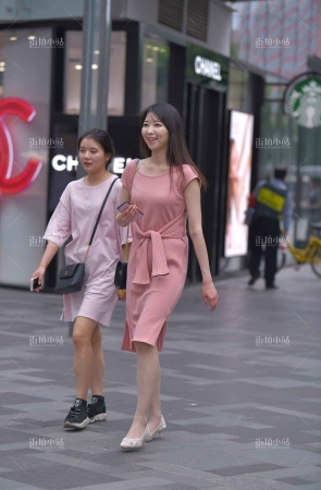 粉色裙美女