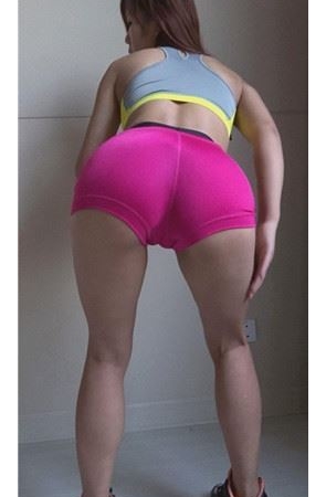 模拍漂亮的粉色紧身短裤美女（一）