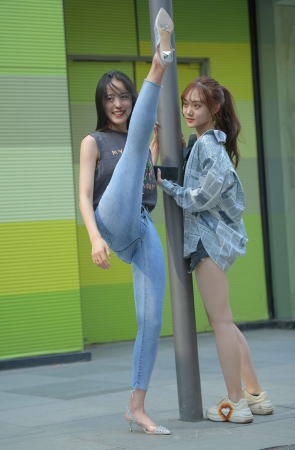 J27外景模特晴晴紧身牛仔 这柔韧性靓了套图31P793M