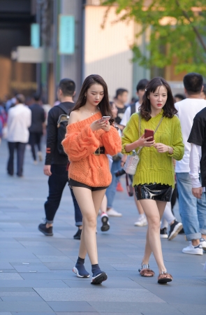 倆闺蜜，老规矩，选一个