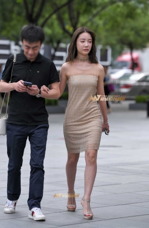 格子包臀裙高跟鞋少妇