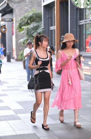 街拍短裙美女跟闺蜜