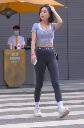 黑色瑜伽裤美女