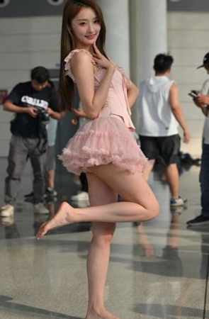 可爱的粉裙小姐姐(115P)
