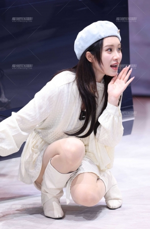 20250429车展上讲车的可爱kol穿了肉丝