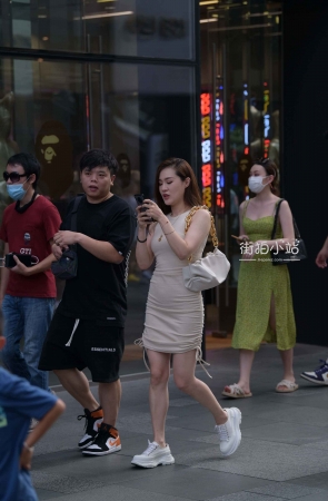 怎么感觉她的鞋子有点大！~