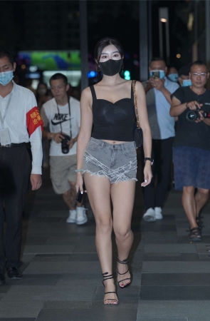 灰色热裤美背美腿