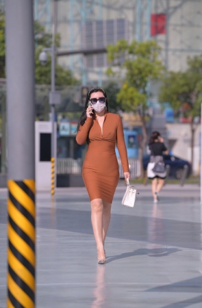 紧身连体包臀裙美女