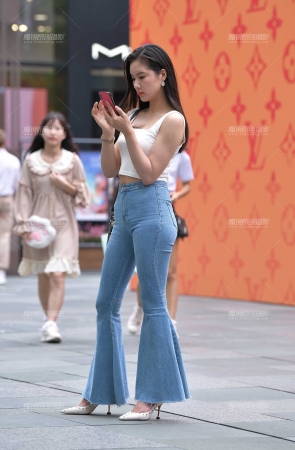高挑好身材，紧牛小姐姐
