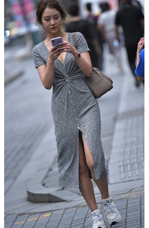 漂亮的灰色连体长裙小姐姐(29P)[771M/JPG]