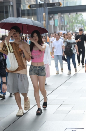 露肚脐，紧致热裤穿搭