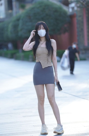长腿紧身灰色包臀裙美女