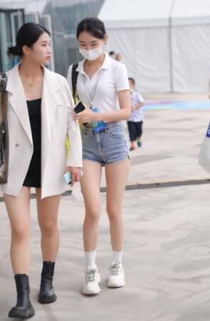 热裤美腿女孩
