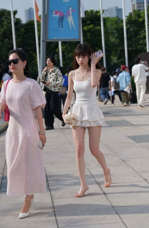 白短裙清凉美眉