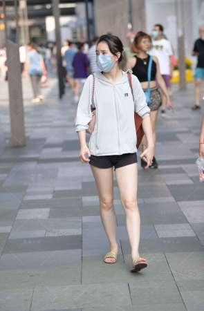街拍大白腿美眉