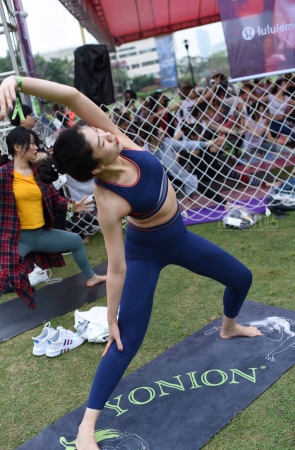 美女练习瑜伽