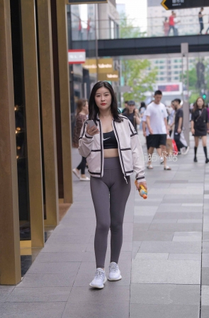 紧身美眉