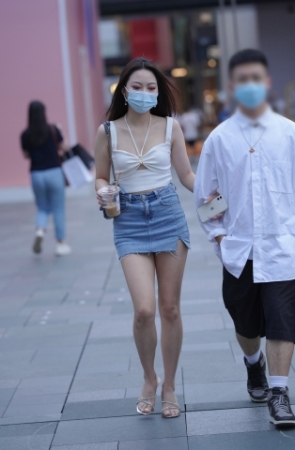 牛仔裙美腿