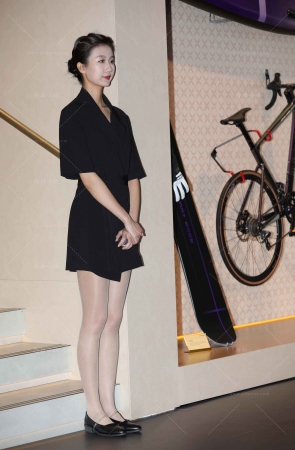 端庄的肉丝女孩儿