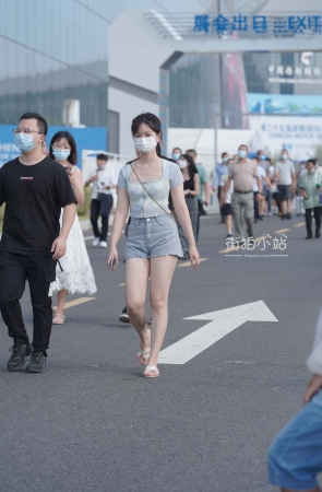 街拍清纯小清新马尾辫小姐姐