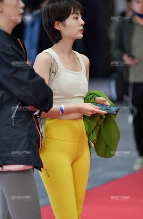 &观摩紧身裤美女