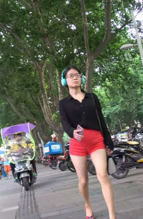 红色热裤美女