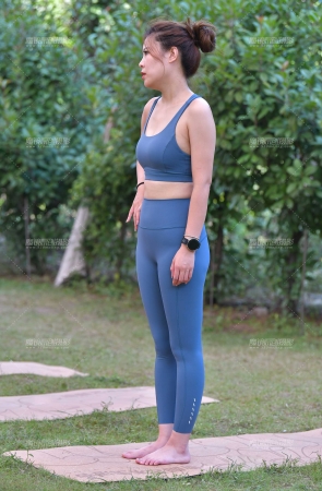 &优美瑜伽紧身裤美女