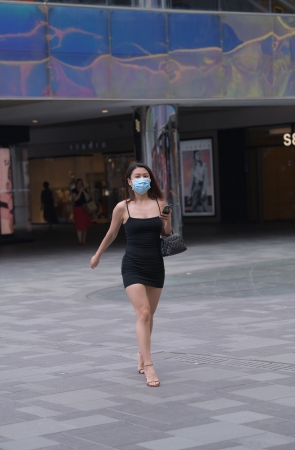 黑色包屯裙美女