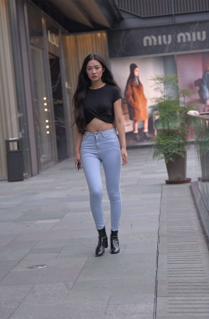 紧身牛仔美臀美女