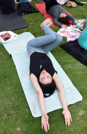 美女练习瑜伽