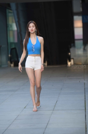 街拍身材苗条高挑的长腿热裤美女