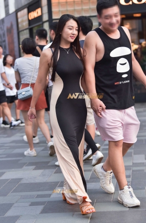 丰满圆润的长裙美妇