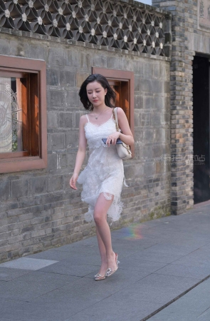 白色群时尚街拍美女