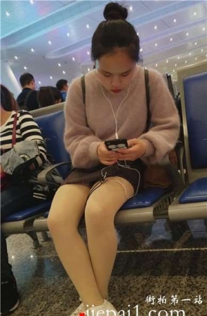 4k-高铁站候车室拍摄红彤彤厚唇的肉丝小妹，一直在玩手...