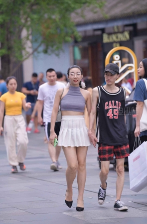 街拍白短裙美姐姐