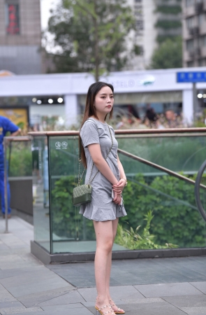 短裙美腿小姐姐