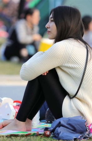 No744 容貌优雅迷人，玉足纤细白晰，这样的女人谁能不爱