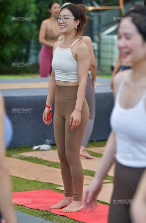 &阳光瑜伽裤美女