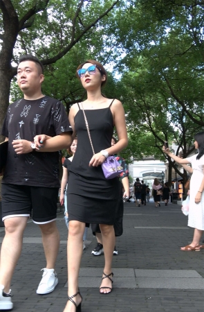 黑色吊带裙露背美女